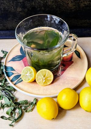 Una foto de Infusión de cedrón o hierbaluisa con limón sutil 🍋 🌱 🍵 km cero 0️⃣