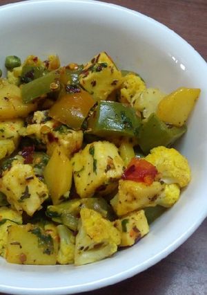 A picture of Green veg with paneer.