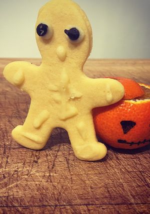 Une photo de Un squelette avec sa citrouille en forme clémentine