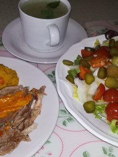 Una foto de Todo un menú. Caldo, pavo, hummus y ensalada