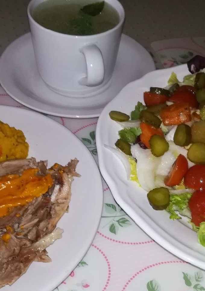 Una foto de Todo un menú. Caldo, pavo, hummus y ensalada