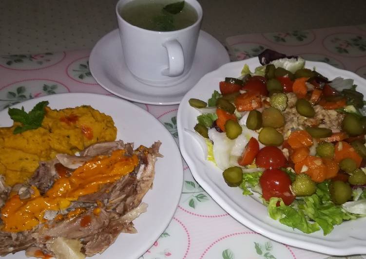Todo un menú. Caldo, pavo, hummus y ensalada
