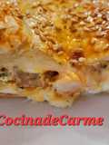 Hojaldre cremoso con revuelto de queso, langostinos, champiñones y salsa