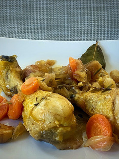 Una foto de Muslos de pollo en escabeche