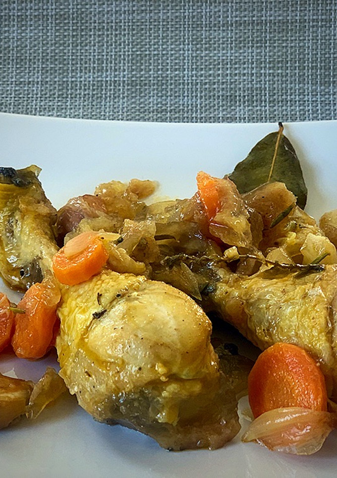 Una foto de Muslos de pollo en escabeche