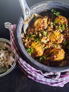 शाही एग बिर्याणी (Shahi Egg Biryani Recipe In Marathi) रेसिपी चे मुख्य फोटो