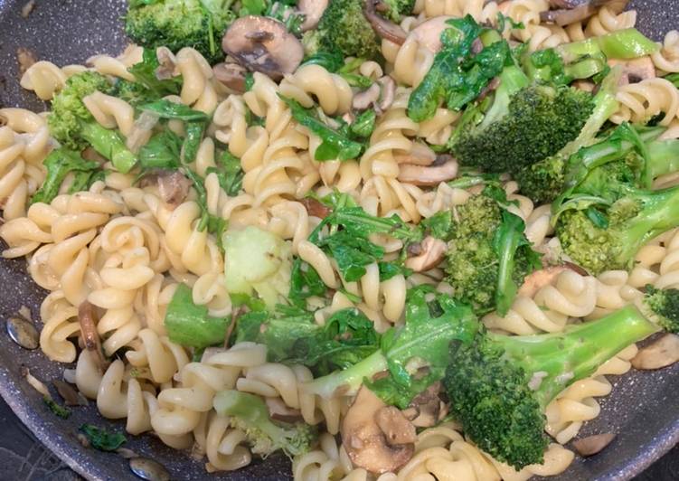 Fusilli with broccoli, arugula and mushrooms