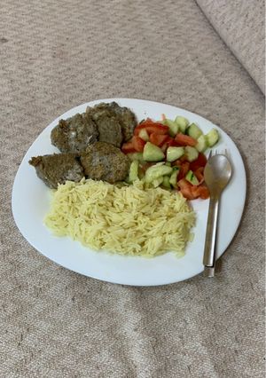 صورة لوصفة طبق صحي متكمل مكون من سردين 🐟 أرز 🍚 و خضار 🥒 🍅