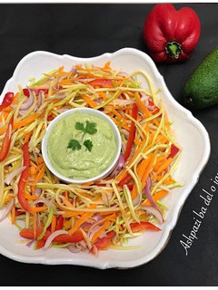 عکسی از دستور سالاد کدو سبز و سس آواکادو