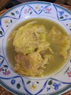 Una foto de Tortitas de pollo en salsa verde