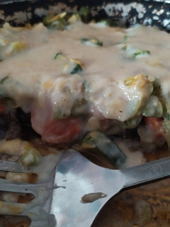 Una foto de Pastel de carne, zapallitos, zanahoria y salsa blanca de ajo
