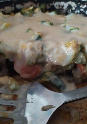 Una foto de Pastel de carne, zapallitos, zanahoria y salsa blanca de ajo