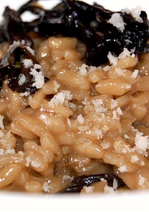 Una foto de Risotto con trompetas de la muerte y boletus