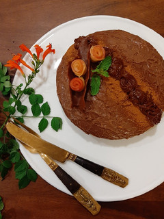 চকোলেট ডেক্যাডেন্ট হোল-হুইট কেক (Chocolate decadent whole wheat cake recipe in Bengali) রেসিপির প্রধান ছবি