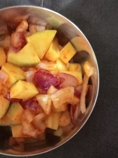 કાચી કેરી કાંદા નું સલાડ (Kachi Keri Kanda Salad Recipe In Gujarati) રેસીપી મુખ્ય ફોટો