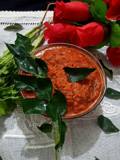 લસણ ટામેટા ની ચટણી (Garlic Tomato Chutney Recipe in Gujarati) રેસીપી મુખ્ય ફોટો