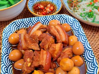Thịt kho trứng cút
