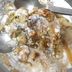 A picture of Dahi bhalle.