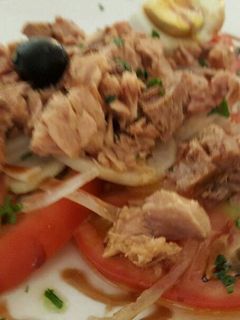 Una foto de Ensalada de tomate y huevo