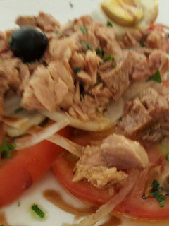 Una foto de Ensalada de tomate y huevo
