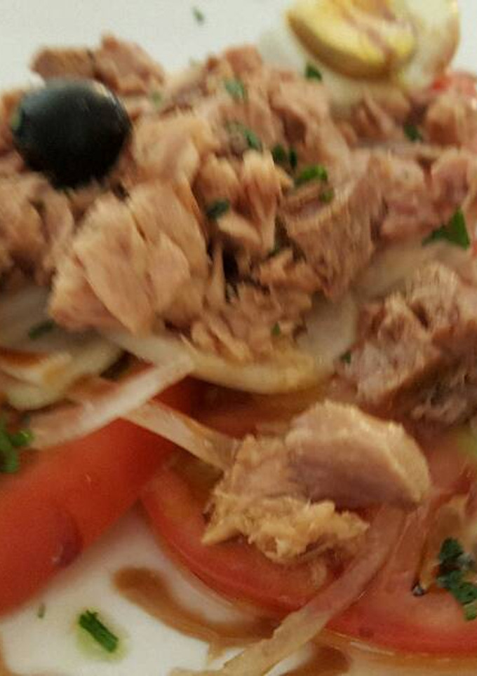 Una foto de Ensalada de tomate y huevo