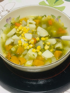Una foto de Sopa Menestrón con Vegetales 🌽🥕🥕🥬🌿😋👌