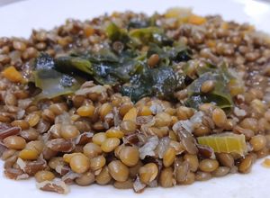 Una foto de Estofado de Lentejas Pardinas con Bruma Marina de Wakame y Ensamblaje Vegetal