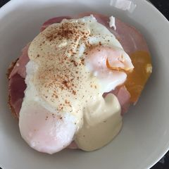 A picture of Eggs benedict with mock hollandaise.