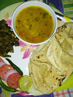 दाल रोटी और भिड़ी की सूखी सब्जी (Dal Roti aur bhindi ki sukhi sabzi recipe in Hindi) रेसिपी मुख्य फोटो