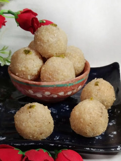 नारियल मावा लड्डु(NARIYAL MAWA LADDU RECIPE IN HINDI) रेसिपी मुख्य फोटो