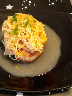Una foto de Noodles de arroz y filete ruso relleno