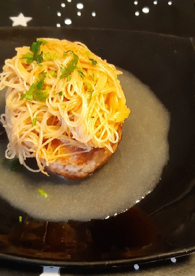 Una foto de Noodles de arroz y filete ruso relleno