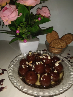 मैरी बिस्कुट गुलाब जामुन (marie biscuit gulab jamun recipe in Hindi) रेसिपी मुख्य फोटो