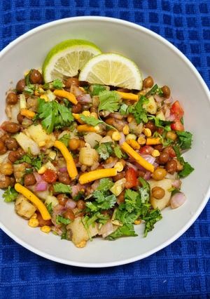 A picture of 4 min Chola Makha or Black Chana Chaat.