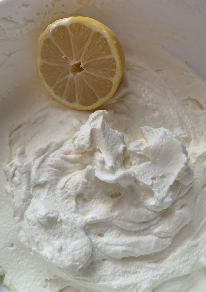Una foto de Nata montada con limón