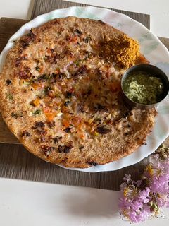 ब्रेड उत्तपम (bread uttapam recipe in marathi) रेसिपी चे मुख्य फोटो 