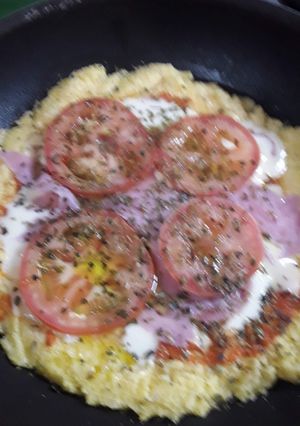 Una foto de Pizza de polenta en sartén
