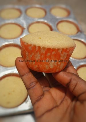 A picture of Vanilla cupcakes.
