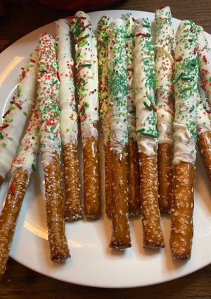 A picture of Christmas chocolate covered pretzel rods.