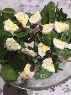 Una foto de Ensalada de espinacas con queso de cabra