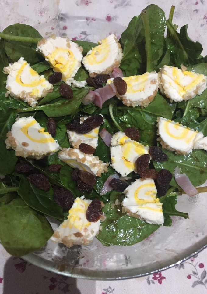 Una foto de Ensalada de espinacas con queso de cabra