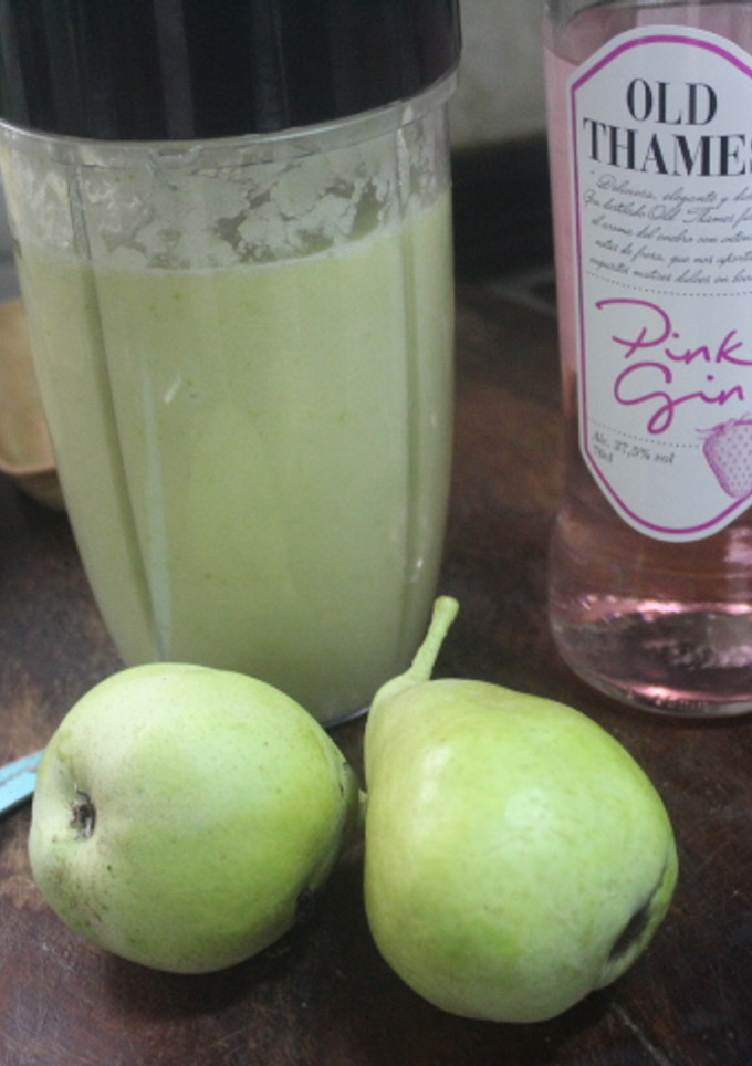 Una foto de Melón de Galia con peras y ginebra