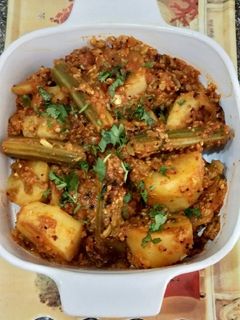 સરગવાની શીંગ અને બટાકા નું ભરેલુ શાક રેસીપી મુખ્ય ફોટો