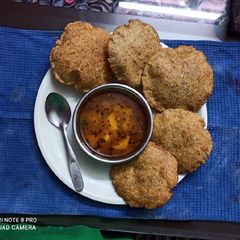 A picture of Bedmi puri with tari wala aloo.