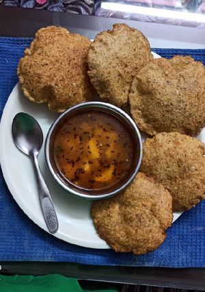 A picture of Bedmi puri with tari wala aloo.