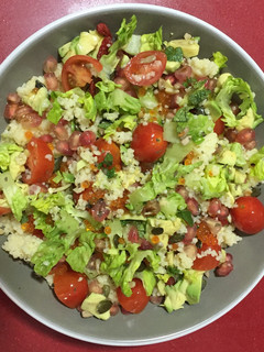 Una foto de Ensalada cuscus, granada y caviar
