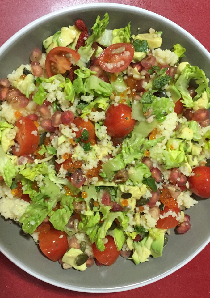 Una foto de Ensalada cuscus, granada y caviar