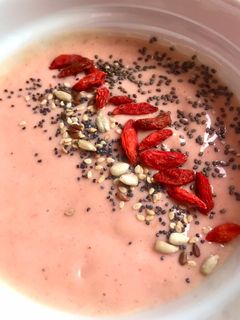 Una foto de Bowl smoothie cremoso de papaya y frambuesa 🍯