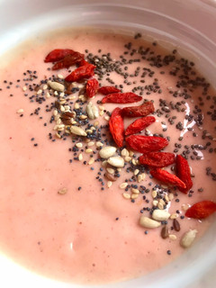 Una foto de Bowl smoothie cremoso de papaya y frambuesa 🍯