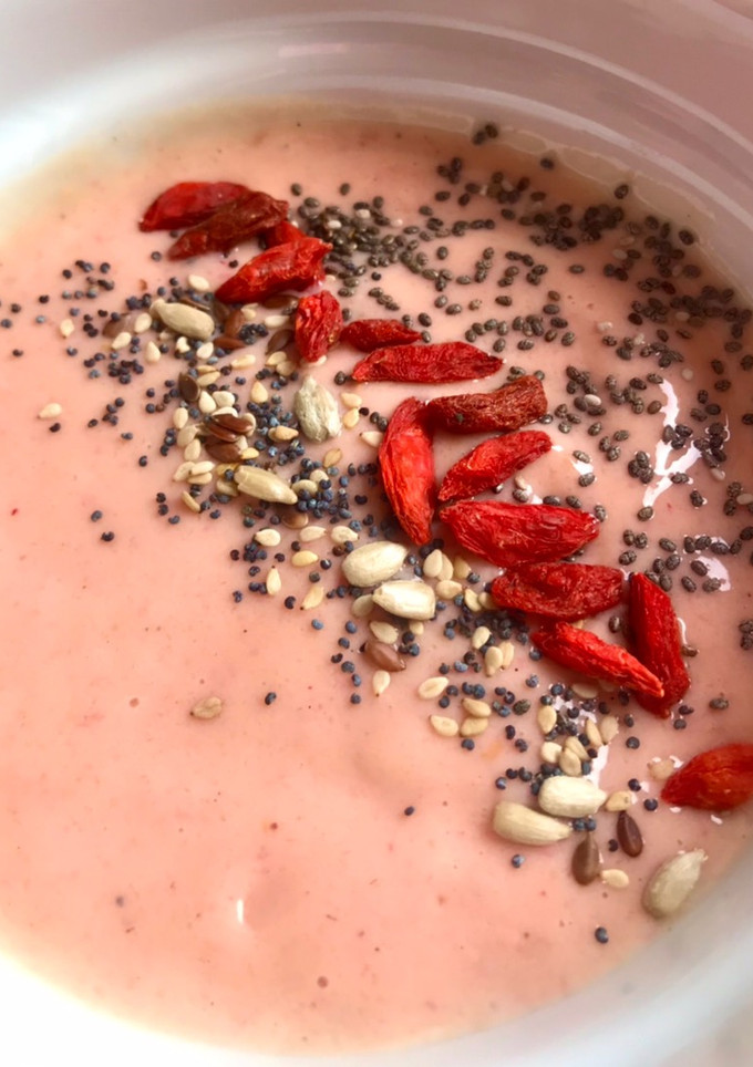 Una foto de Bowl smoothie cremoso de papaya y frambuesa 🍯